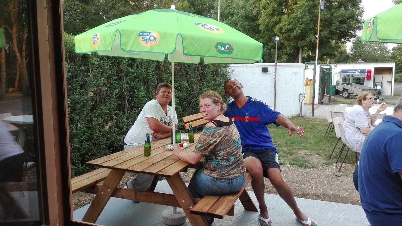 Camping Loisirs Des Groux Mousseaux-sur-Seine Exteriér fotografie